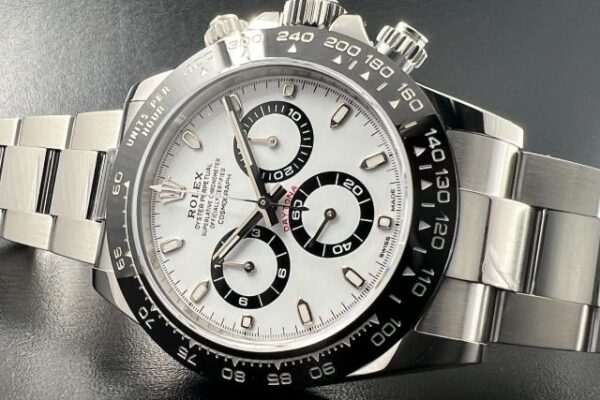 白文字盤の人気は変わらず！　Ref.116500LN　梅田