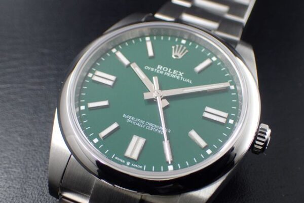濃いめのグリーンがとてもオシャレな1本！　Ref.124300