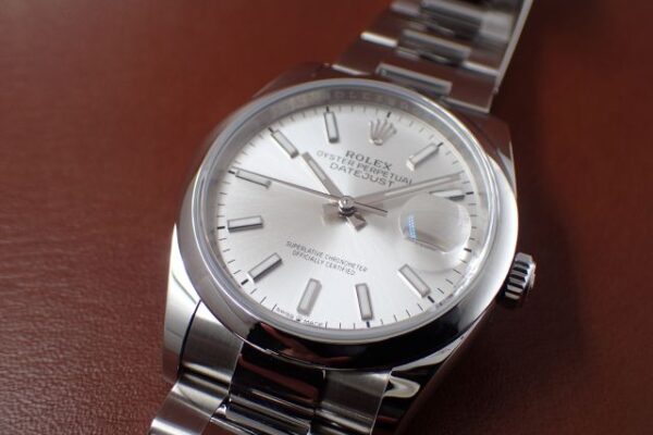 シンプルながらしっかりとした高級感!! Ref.126200