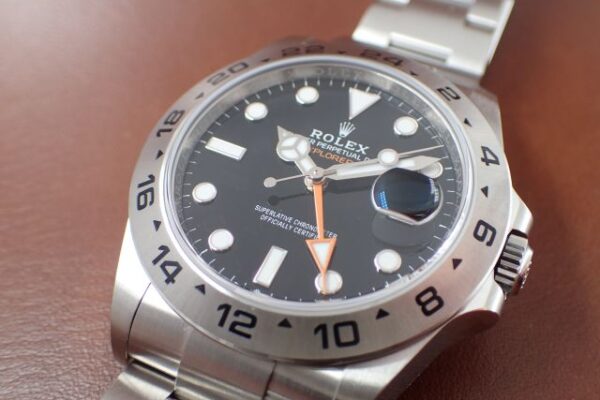 大きめのサイズ感と「オレンジ」の差し色で存在感抜群！　Ref.226570