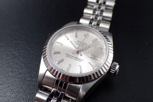 シーンを選ばない！シンプルなデザインながら程良い高級感の1本！　Ref.69174