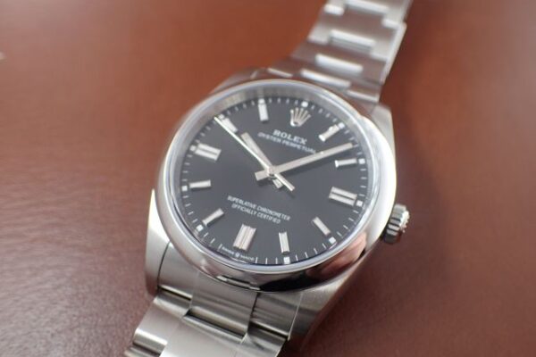 腕元にキリッとシャープな印象と程良い高級感を演出してくれる1本！！　Ref.126000